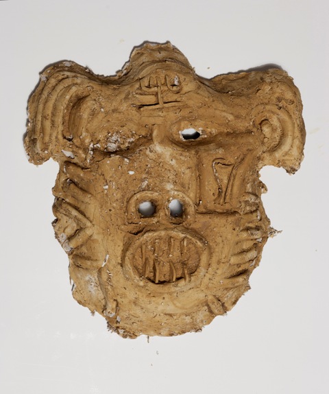 ינאי-קלנר-מסדרת-המסכות-שהתגלו-בחפירות-באזור-חדר-האוכל-והמנהרהמנורה-על-הראש